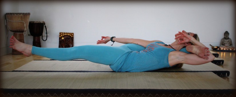 Kasyapasana, supta Eka Pada Sirsasana